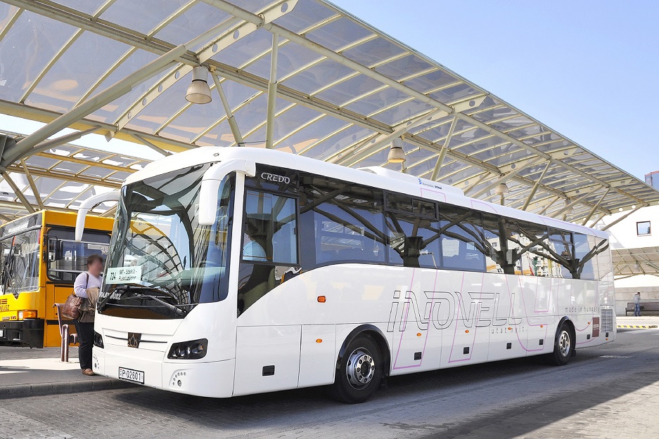 A képen az újonnan forgalomba helyezett Credobus Inovell 12 típusú autóbusz látható.