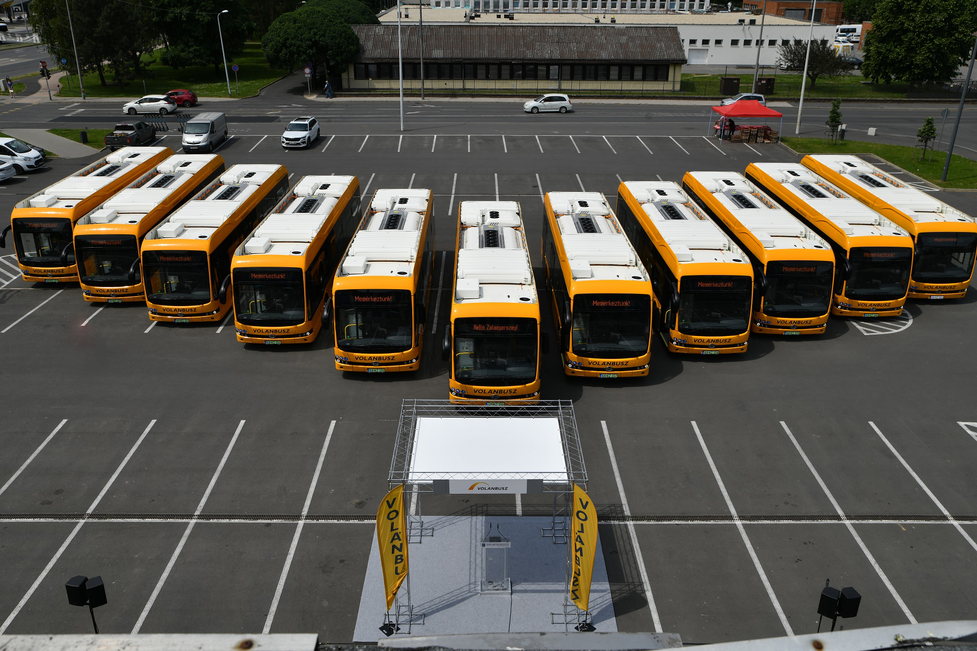 A képen az új buszok láthatók.