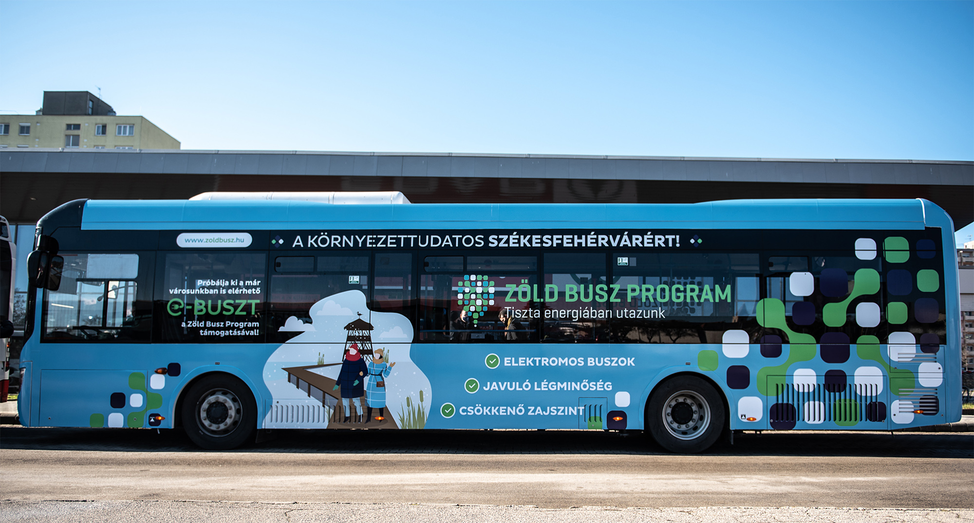 A képen egy Ikarus-CRRC CityPioneer típusú elektromos autóbusz látható.