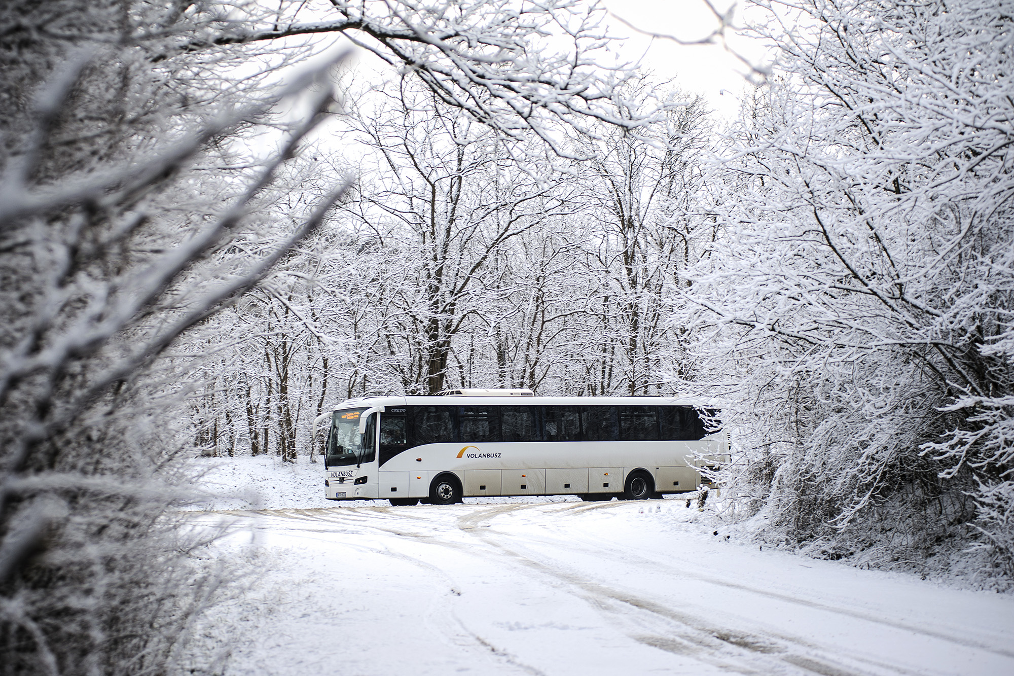 Autóbusz havas tájon közlekedik
