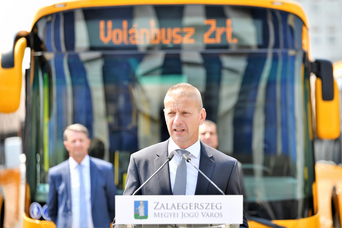 A képen Papp László a Volánbusz Zrt. humánerőforrás vezérigazgató-helyettese látható.