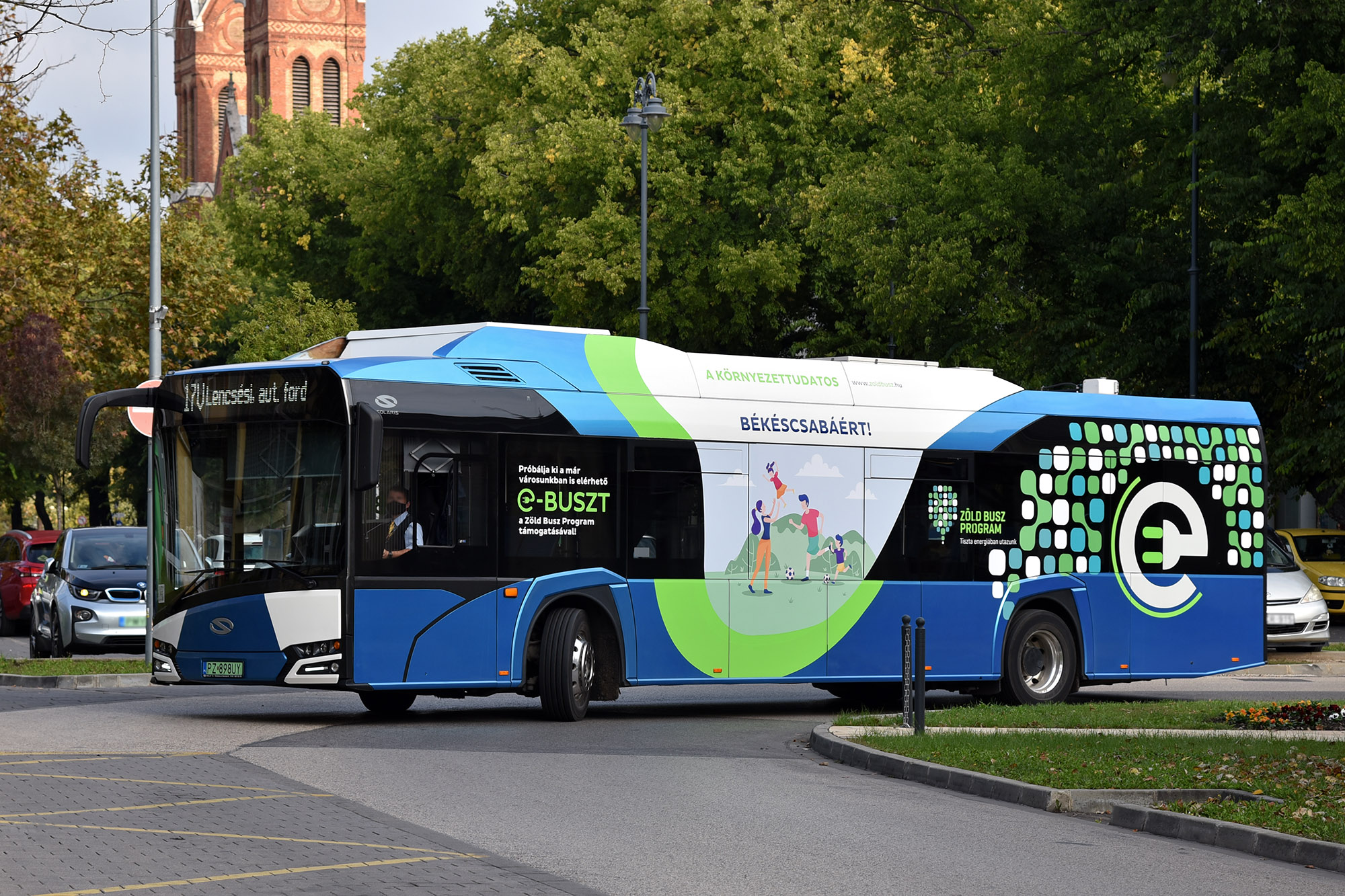A képen az újonnan forgalomba helyezett Solaris Urbino 12 electric típusú e-busz látható.