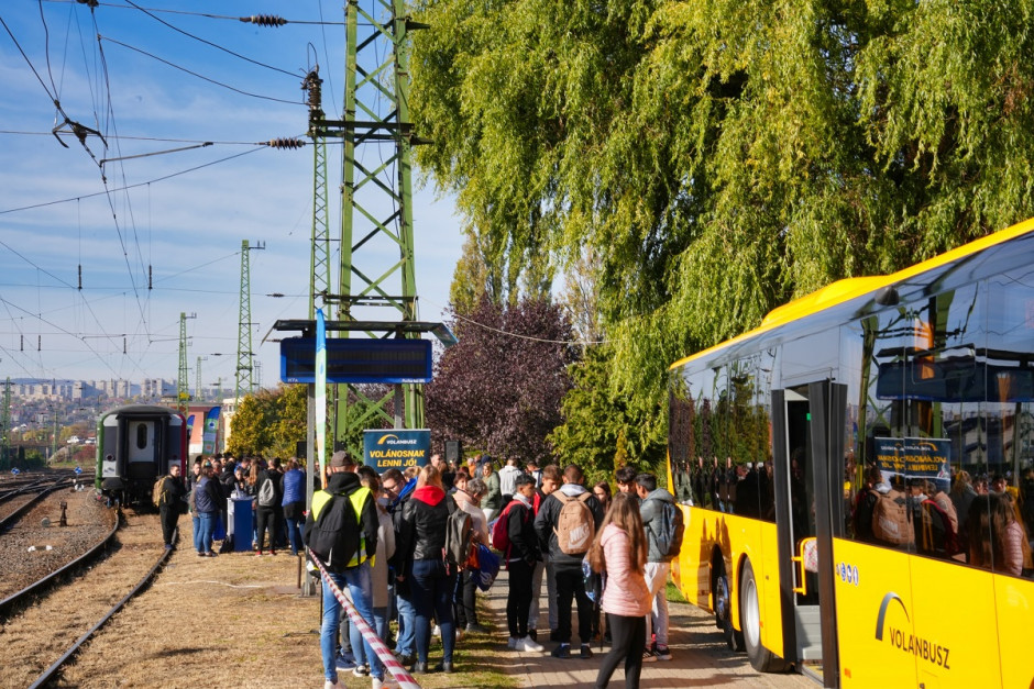 A képen a járművek láthatók.