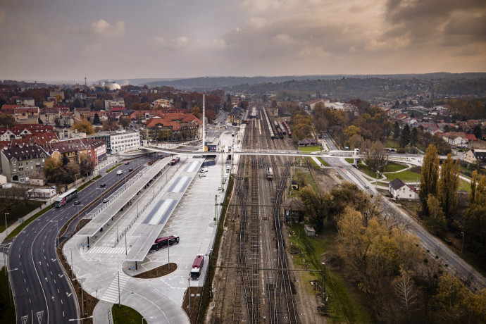 A képen a Kaposvári közlekedési központ látható légi felvételről.