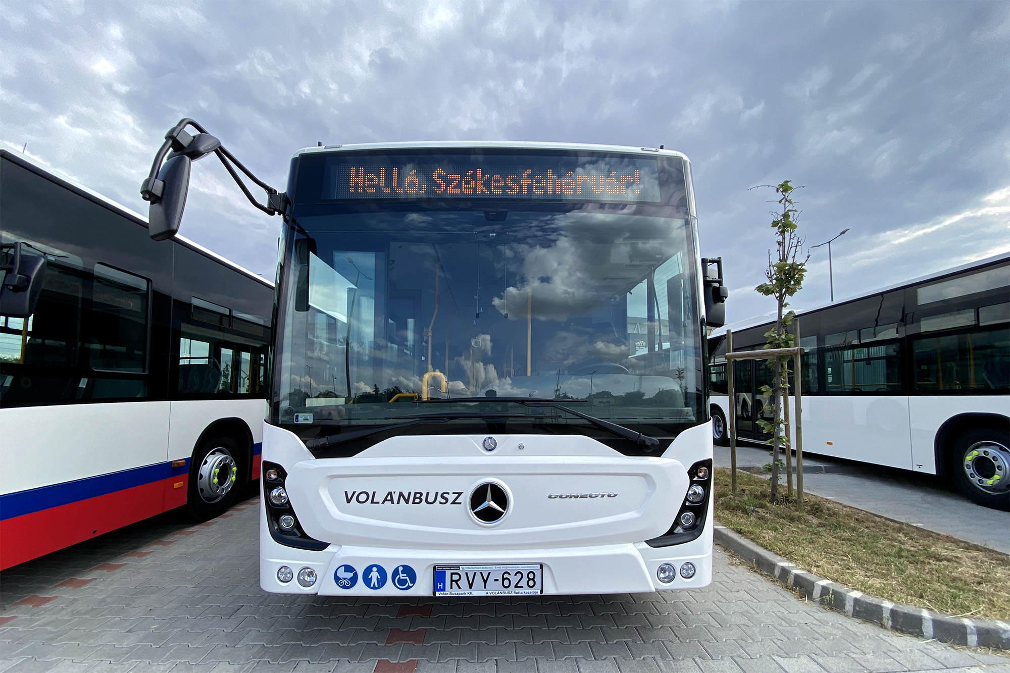 A képen az újonnan forgalomba helyezett Mercedes-Benz Conecto G típusú csuklós autóbusz látható.